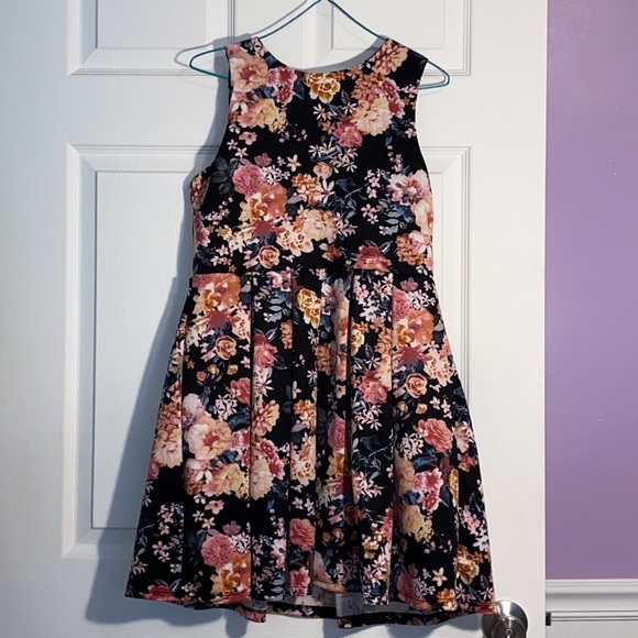 Simply dressed - Picture 3 of 4